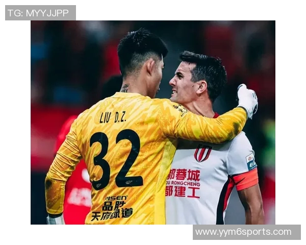 刘殿座与王大雷亲密见面，两位球员的孩子们一起享受网球乐趣